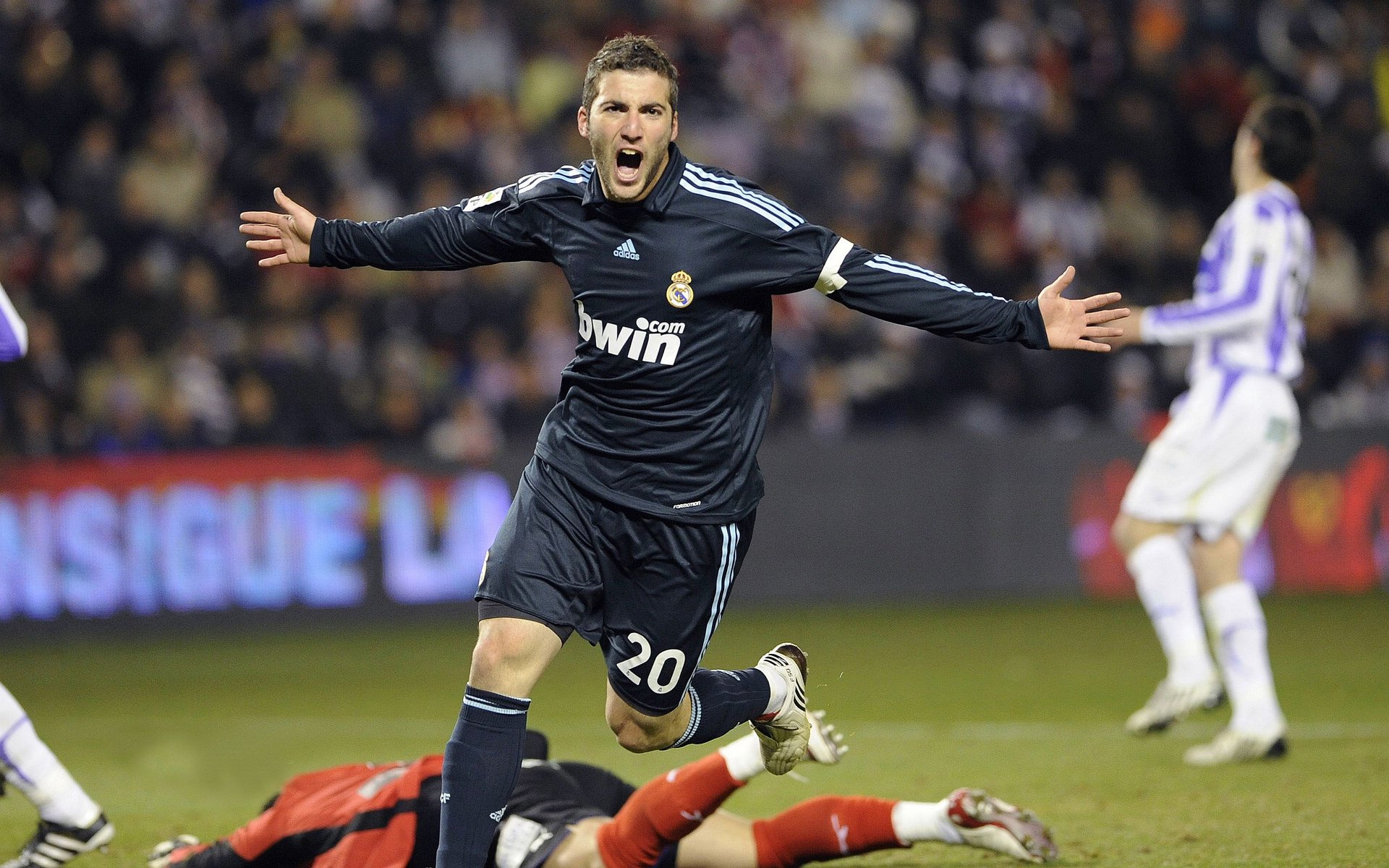 开云体育官方下载-恩多耶-布鲁阿尔冲刺阶段展现王者气质，恩布里奥百度百科